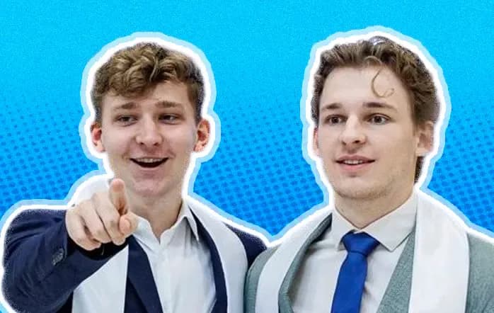 Das Nordify-Team: zwei Gründer in Anzug, einer zeigt lachend in die Kamera